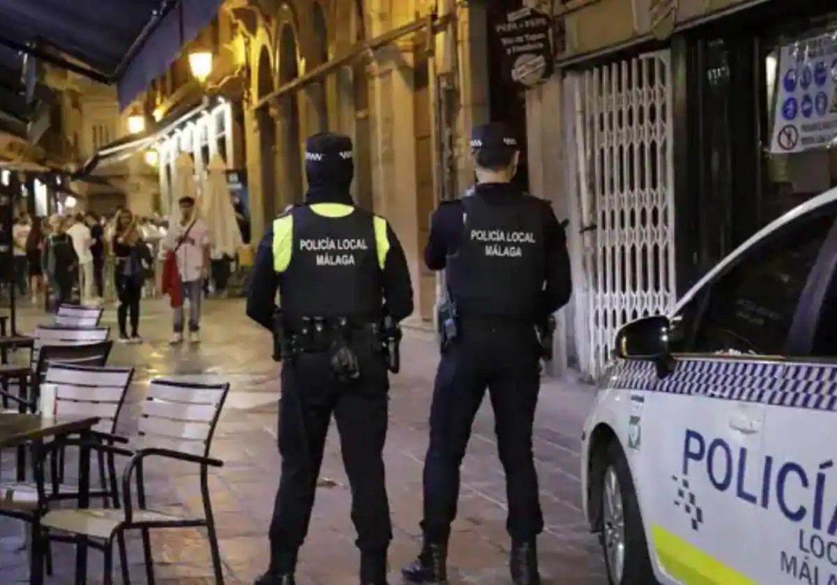 Detenido en Málaga por azuzar a un perro contra las personas: dos víctimas sufren graves lesiones