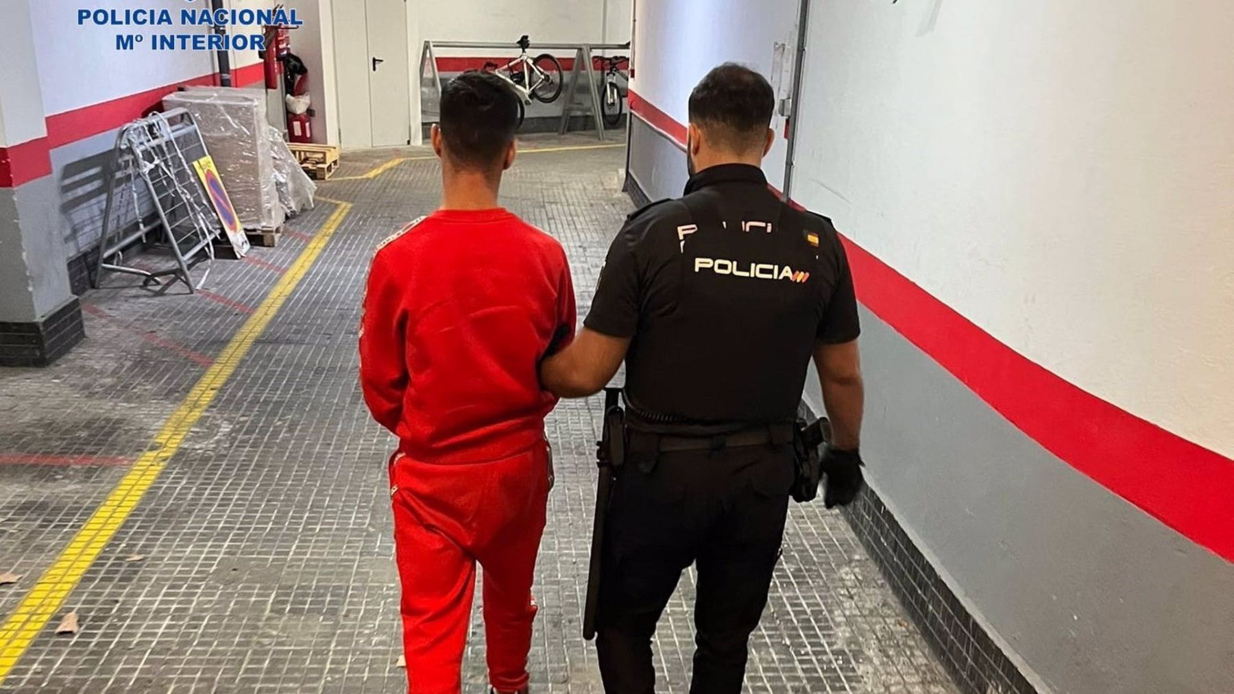 Detenido un joven argelino por agredir a un vendedor que trataba de evitar un robo a una turista