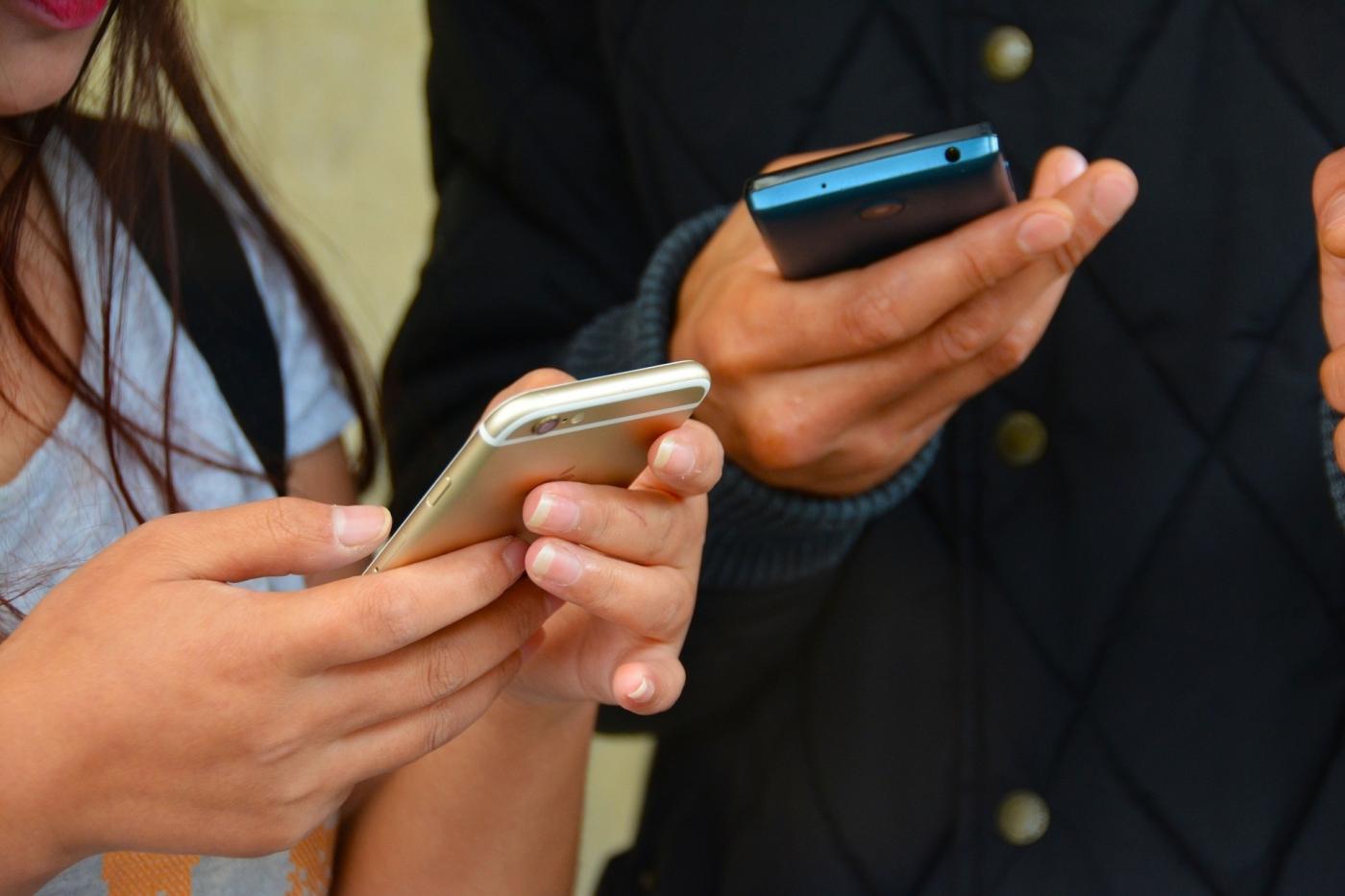Jóvenes usando el teléfono móvil. - EP