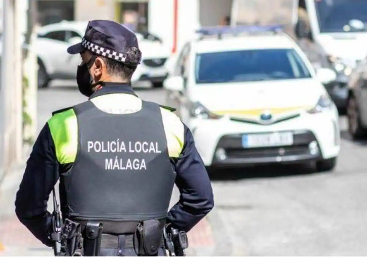 Aprovecha un entreno de fútbol para robar la cartera y varios móviles a jugadoras y entrenador en Málaga