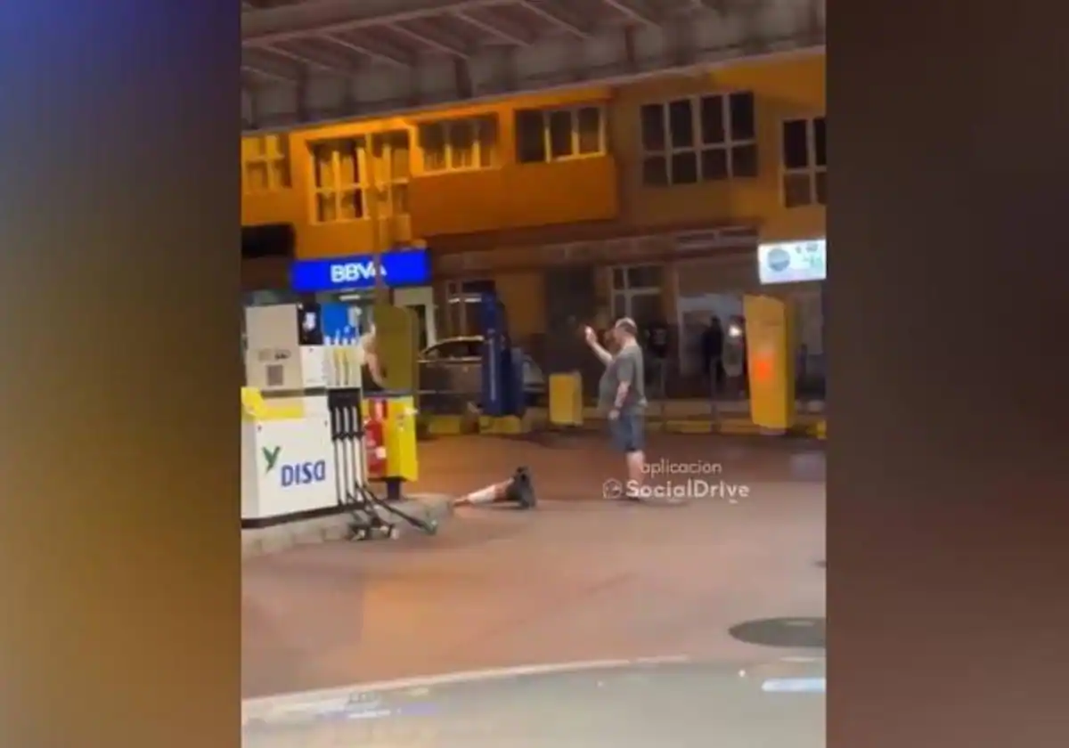 Un hombre enciende un mechero cerca de los surtidores de una gasolinera en Telde