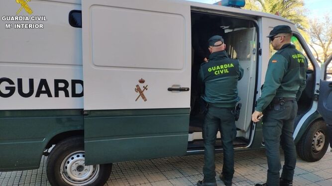 Imagen de archivo de dos agentes de la Guardia Civil de Granada
