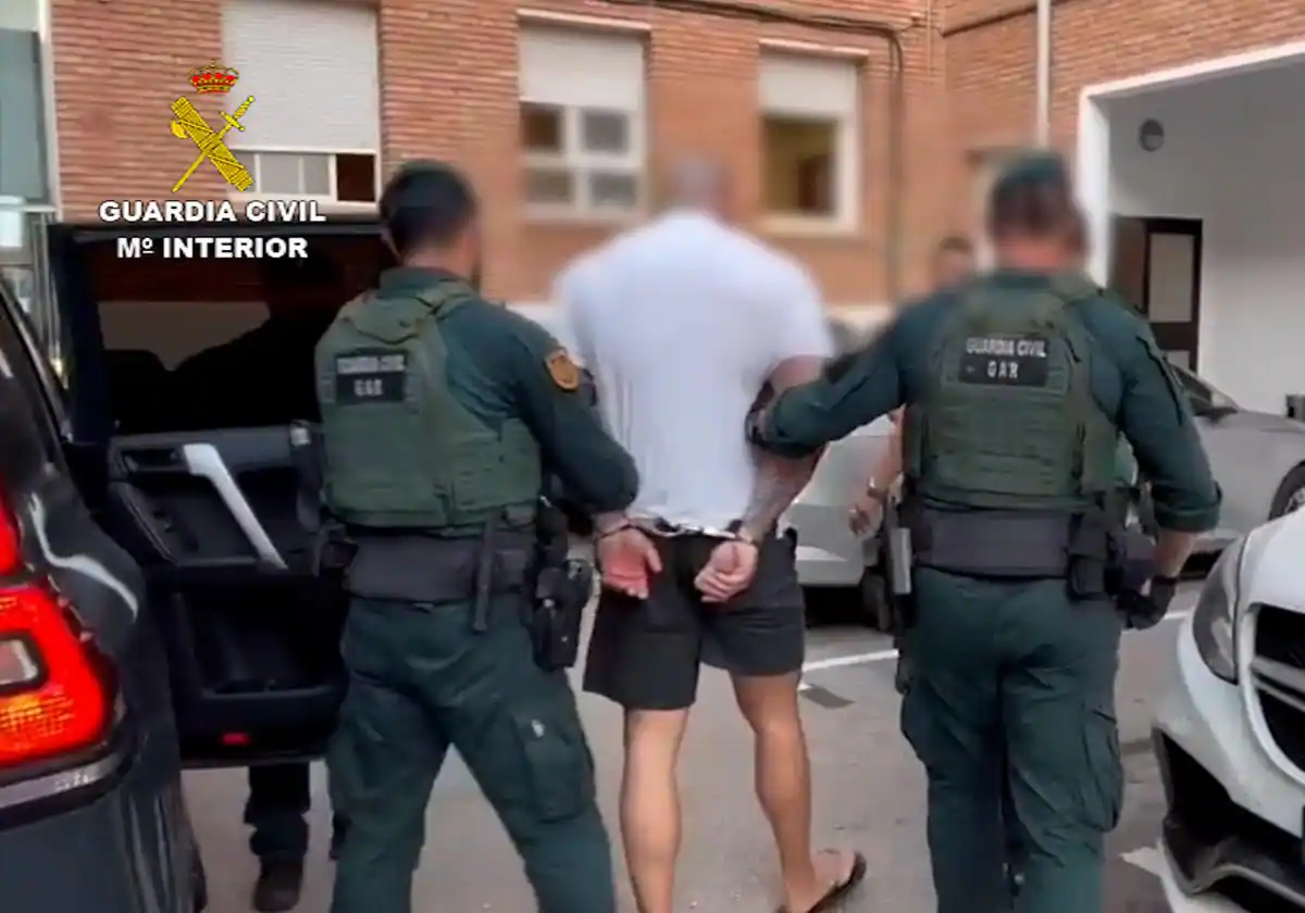 Detenido por disparar en la cara a un hombre que intentó pagar la droga con billetes falsos en Mijas