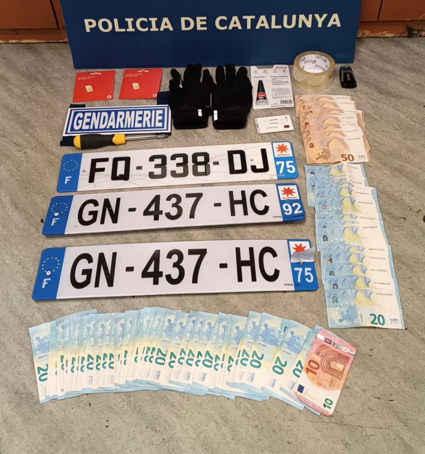 Roban un coche y los pillan cambiándole las matrículas en un aparcamiento de Girona: detenidos