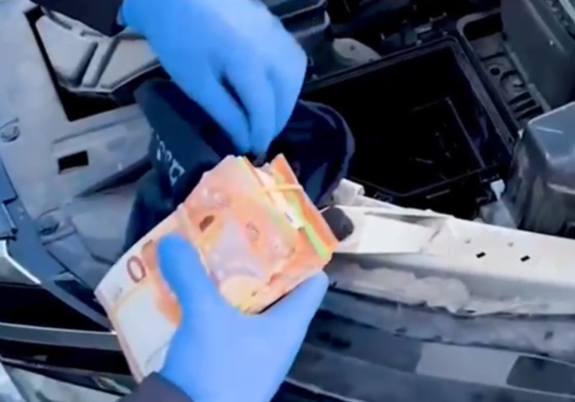Intentan sobornar a los Mossos cuando los detienen en la AP-7 con joyas y dinero robados en Galicia