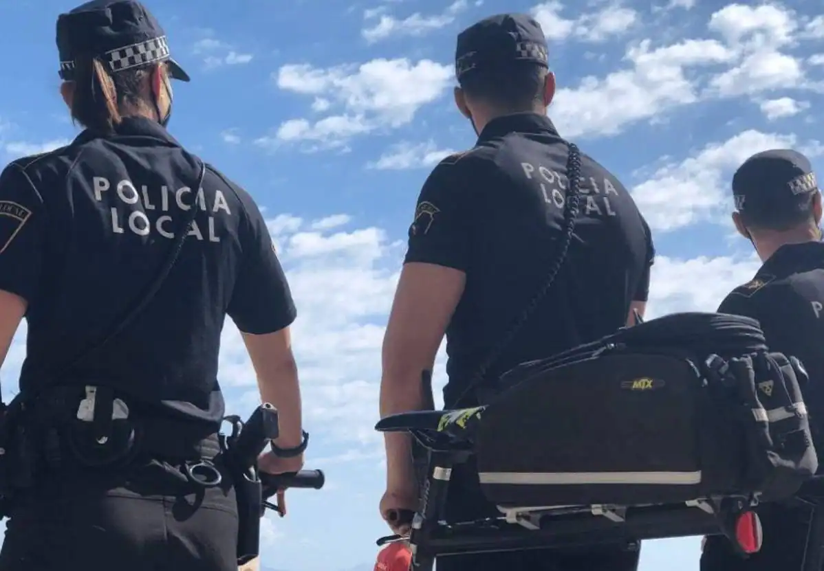 Detienen a joven de 17 años por agredir con botella rota a agente municipal fuera de servicio tras intento de robo en local 24 horas en Elche.