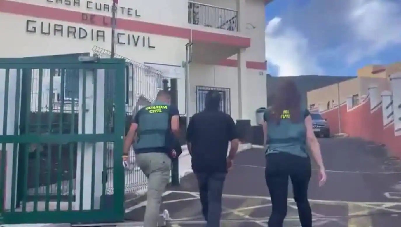 Detienen a un hombre en El Hierro por fomentar odio hacia inmigrantes en redes sociales