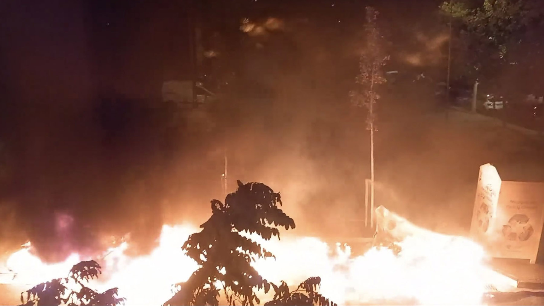 Detenidas dos personas que provocaron un impresionante incendio en Tudela quemando contenedores
