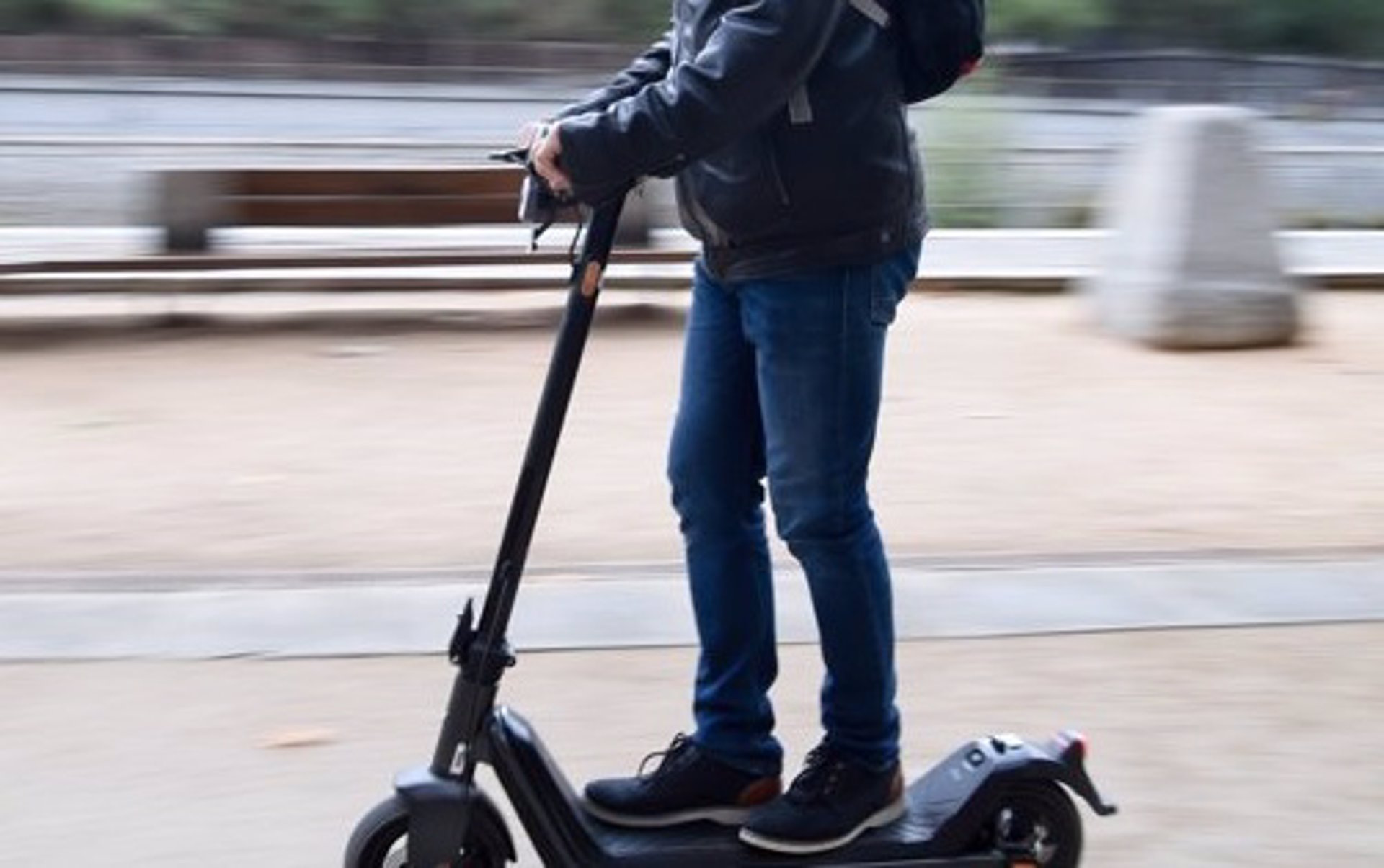 Dos heridos tras el choque de un vehículo y un patinete eléctrico en Murcia