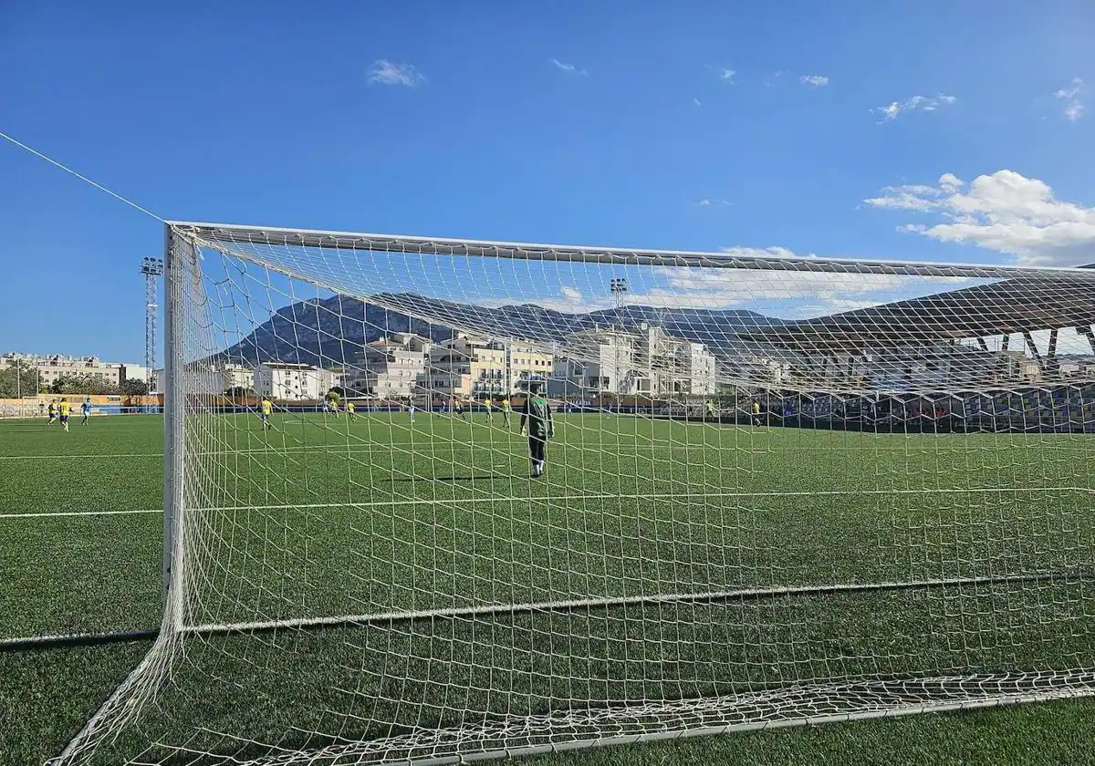 Dos médicos presentes en un partido salvan la vida de un futbolista en Dénia tras sufrir un paro cardíaco