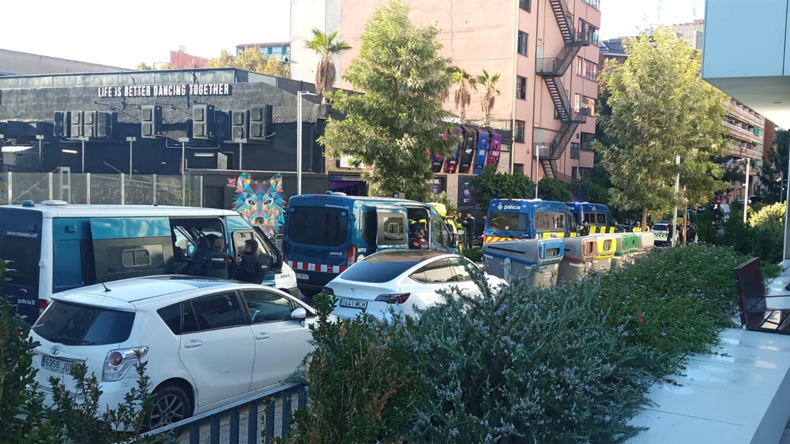 Expectación en la discoteca Wolf de Barcelona por un ejercicio táctico de los Mossos y la Guardia Urbana