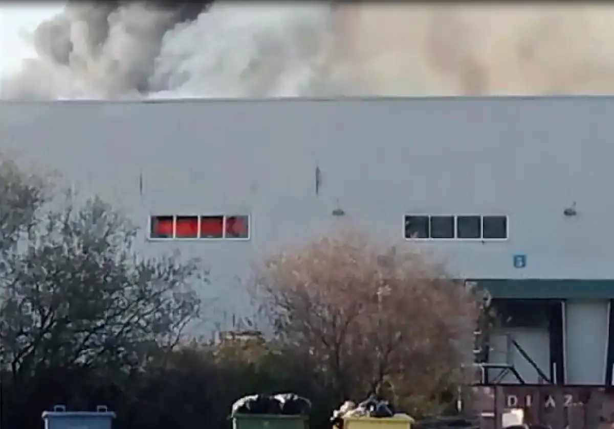 Sucesos: Máxima preocupación en Montehermoso por el incendio de Acenorca, su industria más importante