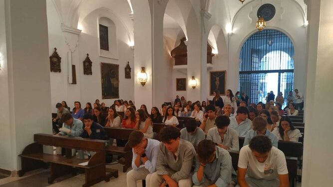 Numerosos jóvenes minutos antes de que comenzara el acto en la iglesia de Las Esclavas.