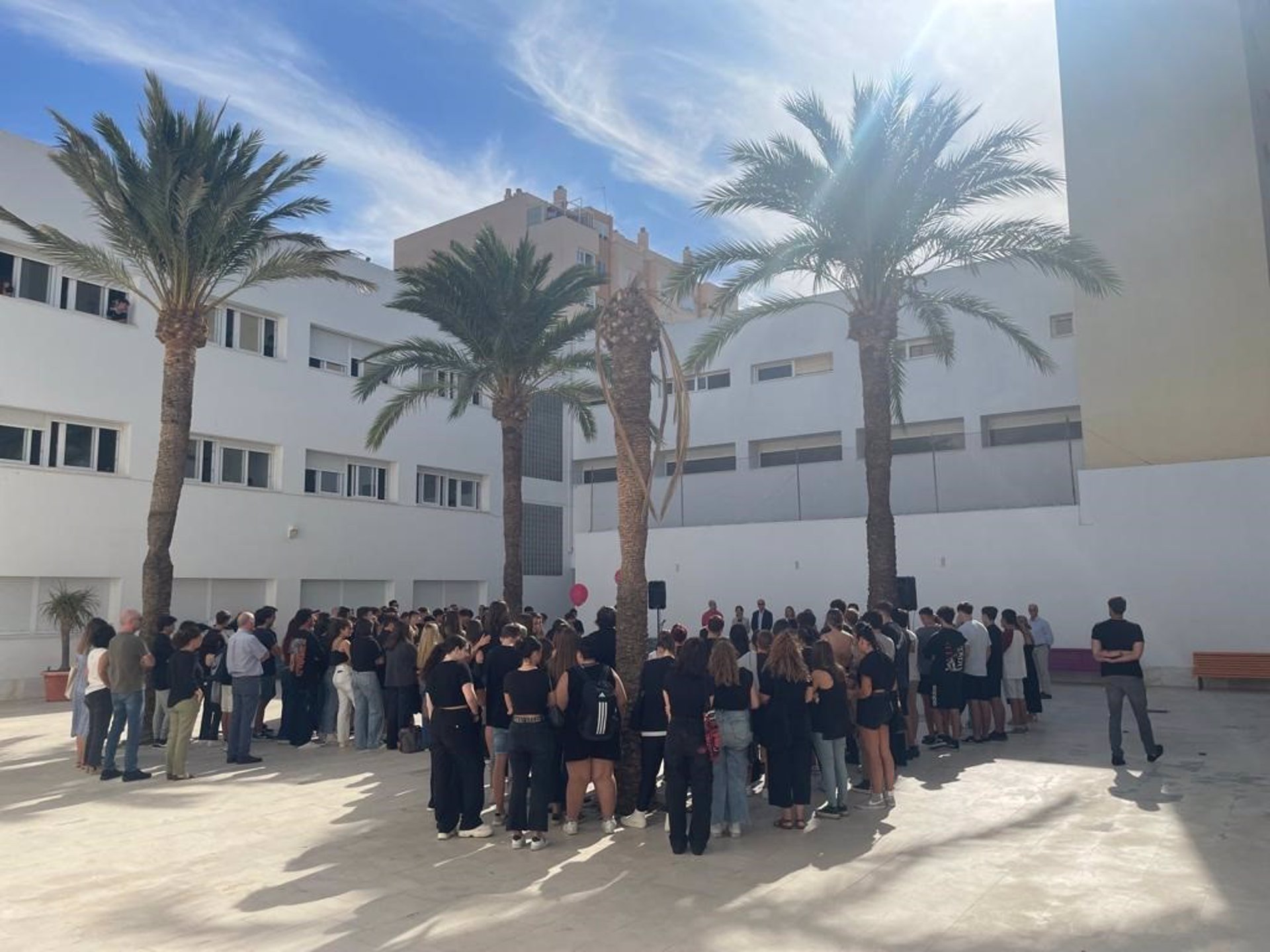 Compañeros y profesores del IES Drago despiden a sus compañeros fallecidos con un acto de homenaje en el patio