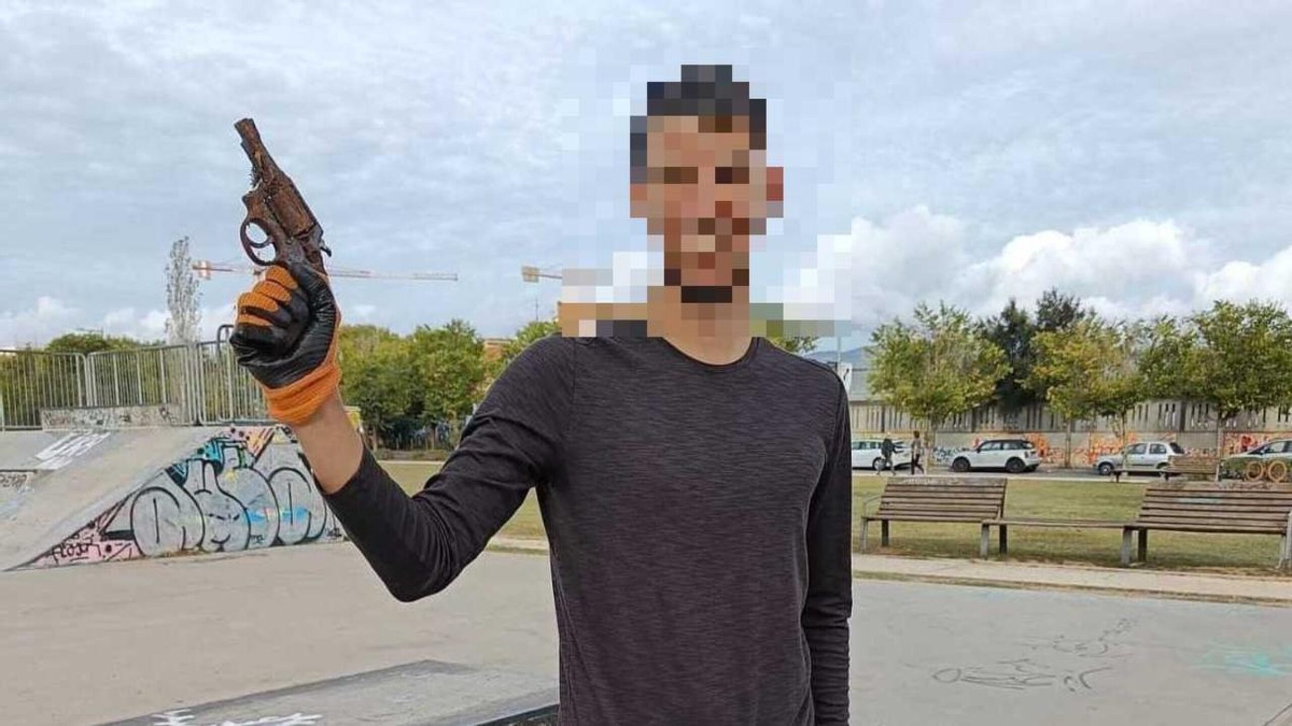 Inesperado hallazgo en el cauce del río Ter en Girona: aparece un revólver enterrado entre basura
