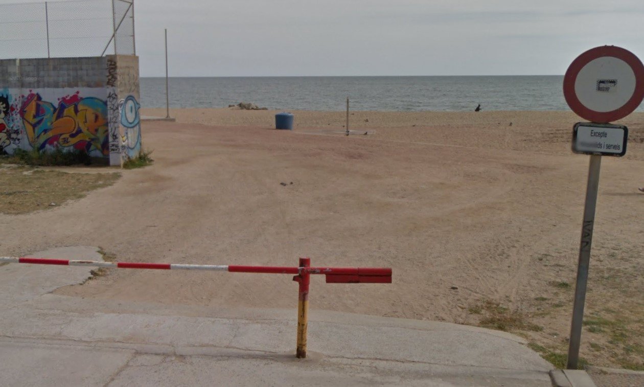 Hallan el cadáver de un hombre flotando en el mar delante de la playa de Sant Adrià de Besòs