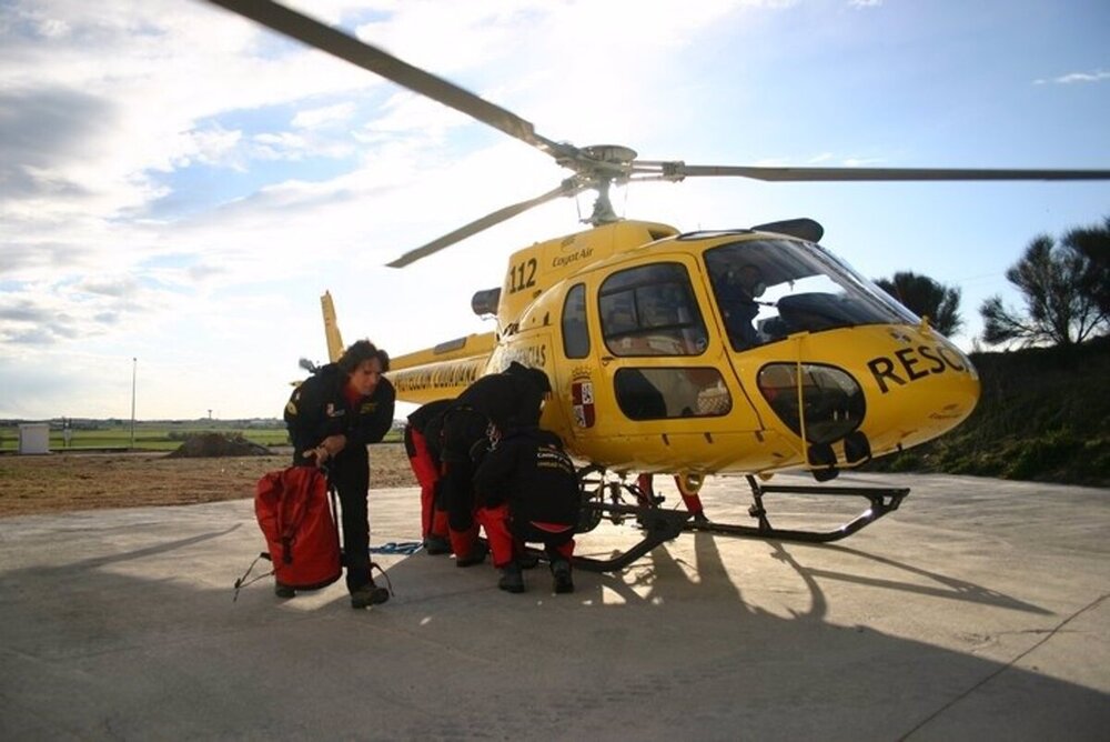 Evacúan en helicóptero a un herido tras el vuelco de un camión