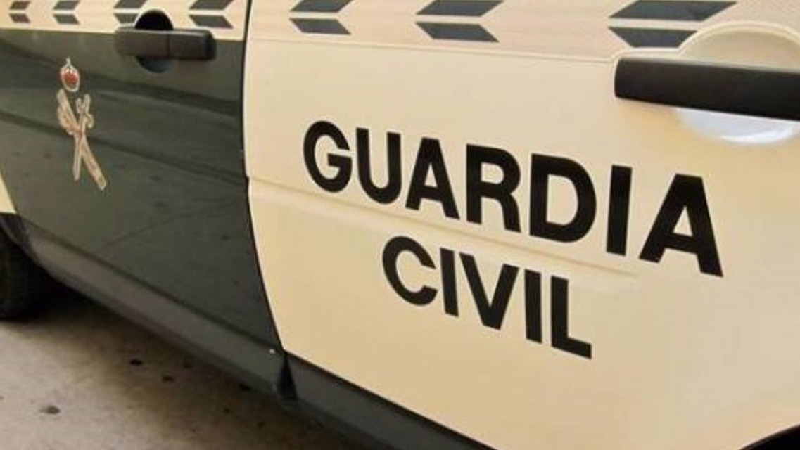 Fallece un hombre al caer del tejado de una nave esta noche