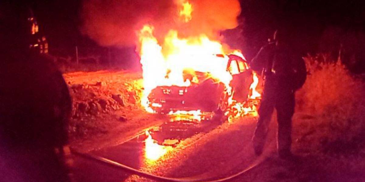 Un incendio destruye un turismo en Bellvei