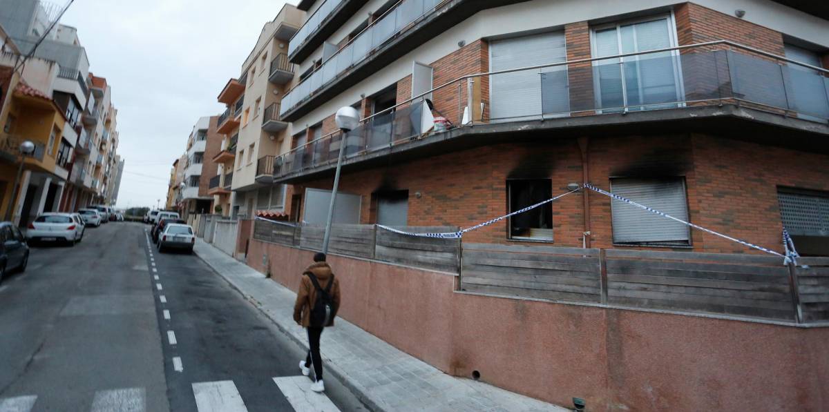 Incendio en un piso ocupado de El Vendrell y con la luz pinchada