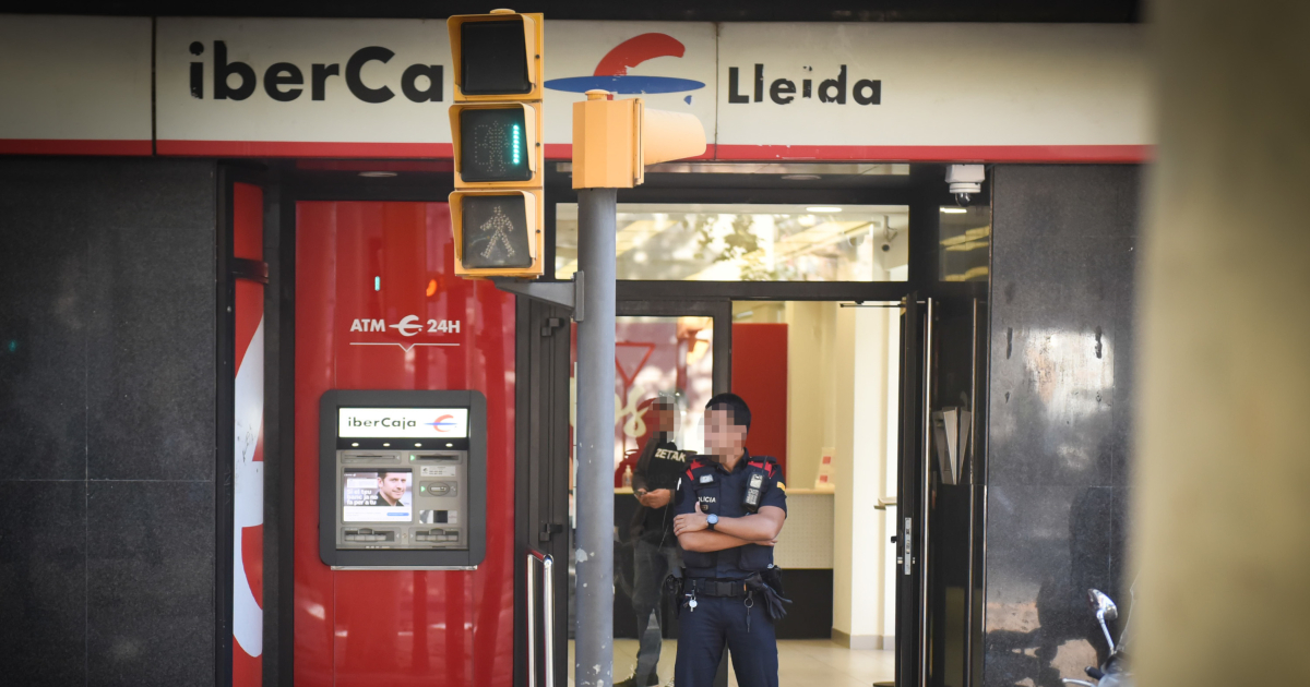 Atraca una oficina bancaria de la rambla Ferran de Lleida en punta de cuchillo