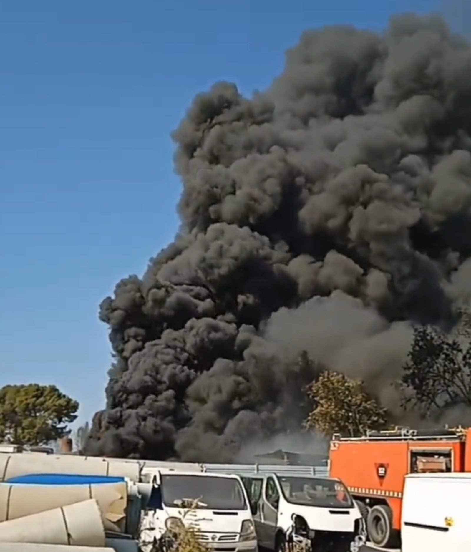 Espectacular incendio en Montcada i Reixac: queman neumáticos con una columna de humo que obliga a confinar vecinos
