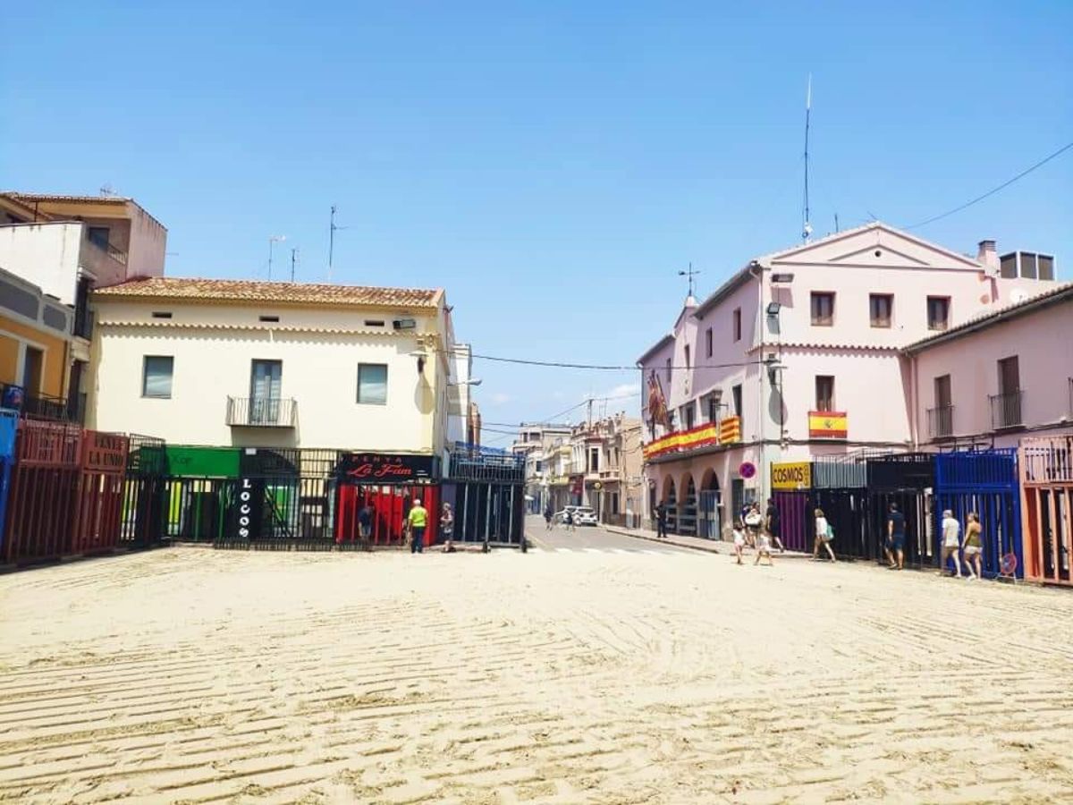 Grave incidente durante la primera jornada taurina en Moncofa deja a un hombre herido por asta de toro
