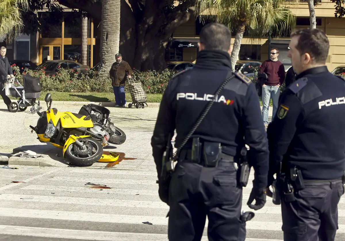 El conductor de un coche huye tras chocar contra un guardia civil que circulaba en moto en Valencia