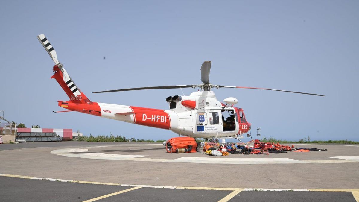 Helicóptero del GES rescata a hombre en apuros en el mar de Puerto de la Cruz, en Tenerife