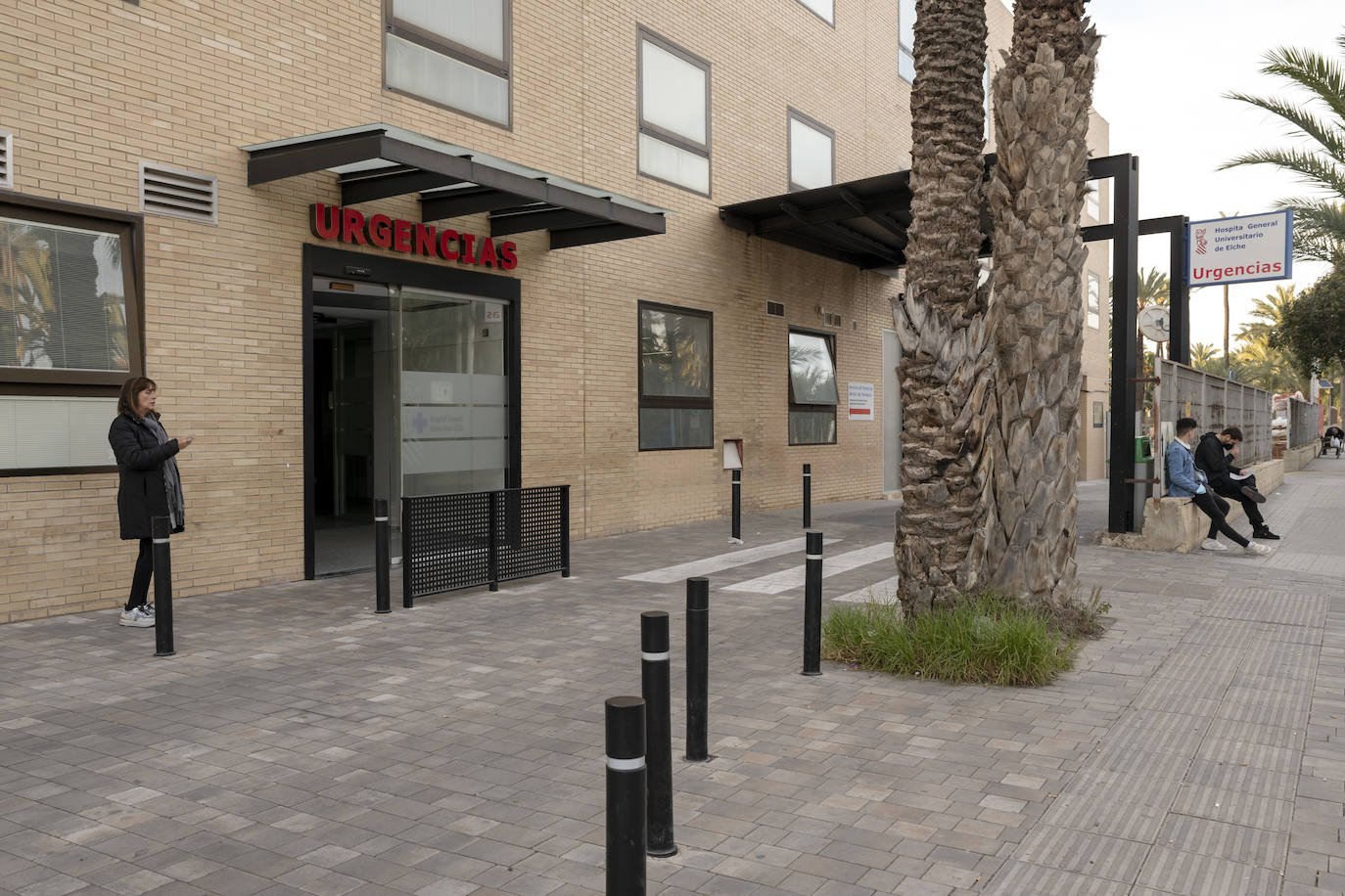 Hospitalizado un motorista en Elche tras colisionar contra un coche
