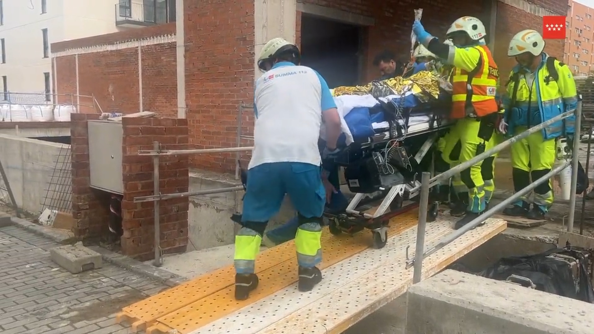 Hombre de 50 años herido de gravedad por caída de carga de grúa en Alcorcón