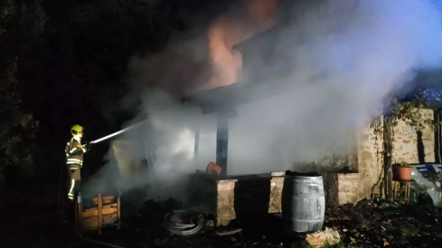 Hombre de 70 años rescatado tras quedar atrapado en su vivienda por un incendio y sufrir intoxicación por inhalación de humo en Huesca