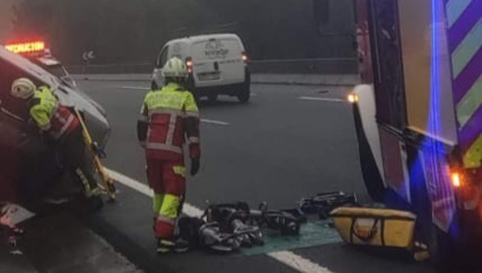 Herido grave un conductor al salirse de la vía y volcar en la A-8 a su paso por Liendo