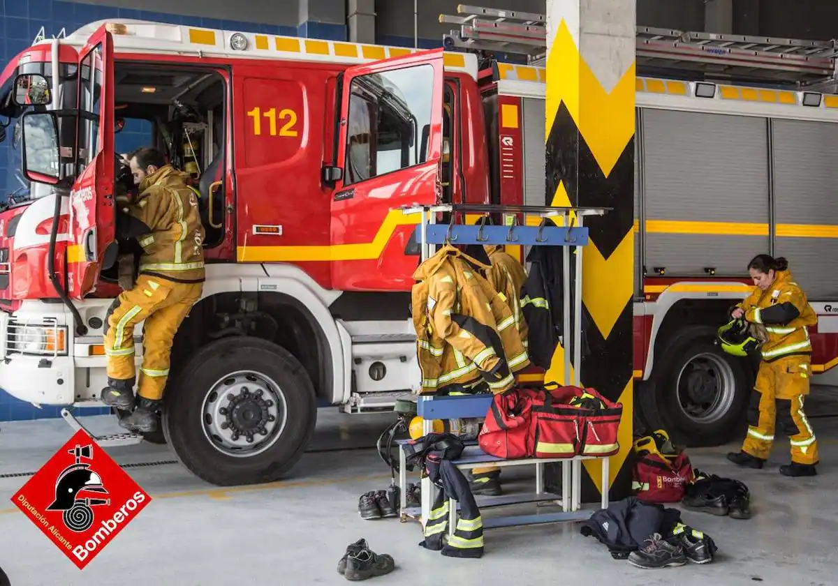 Hombre resulta herido en virulento incendio de dúplex en Orihuela Costa
