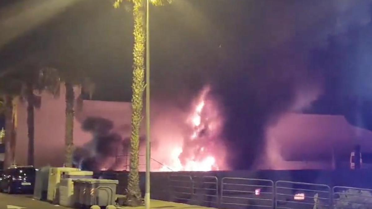 Incendio arrasa nave de empresa de transporte en La Gallega, Tenerife