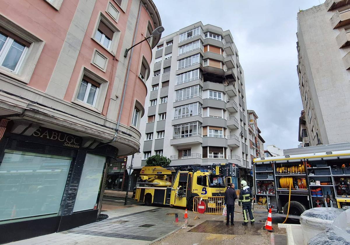 Incendio en Avilés obliga a desalojar a vecinos: una colilla encendida y una cocina olvidada, posibles causas del siniestro