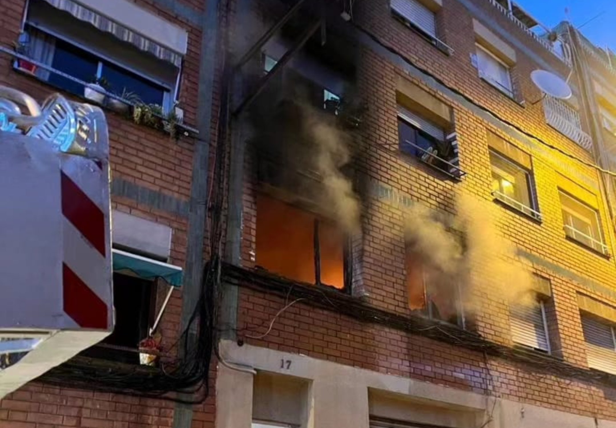 Un bebé, herido crítico por el incendio en un bloque de pisos en Santa Coloma de Gramenet