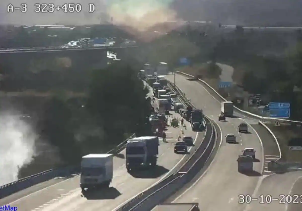 Un camión arde en la A-3 en Chiva, corta un carril y obliga a activar el plan especial por riesgo de incendio forestal