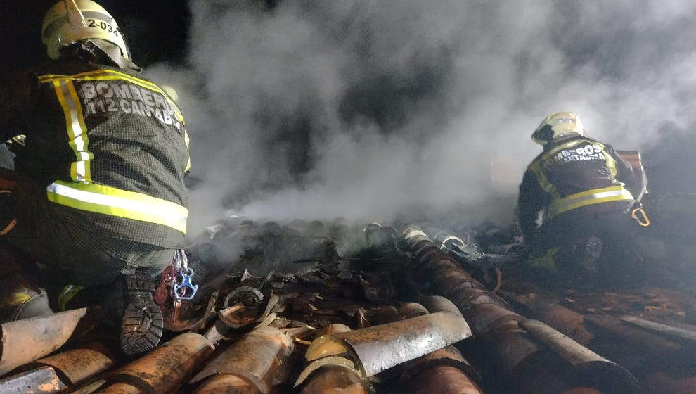 Incendio en restaurante de Liérganes: Bomberos logran salvar el local, pero el tejado resulta afectado