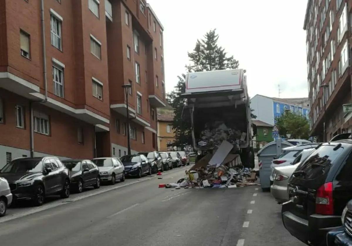 Sucesos Burgos: Cortan la calle San Zadornil tras un incidente con un camión de basura