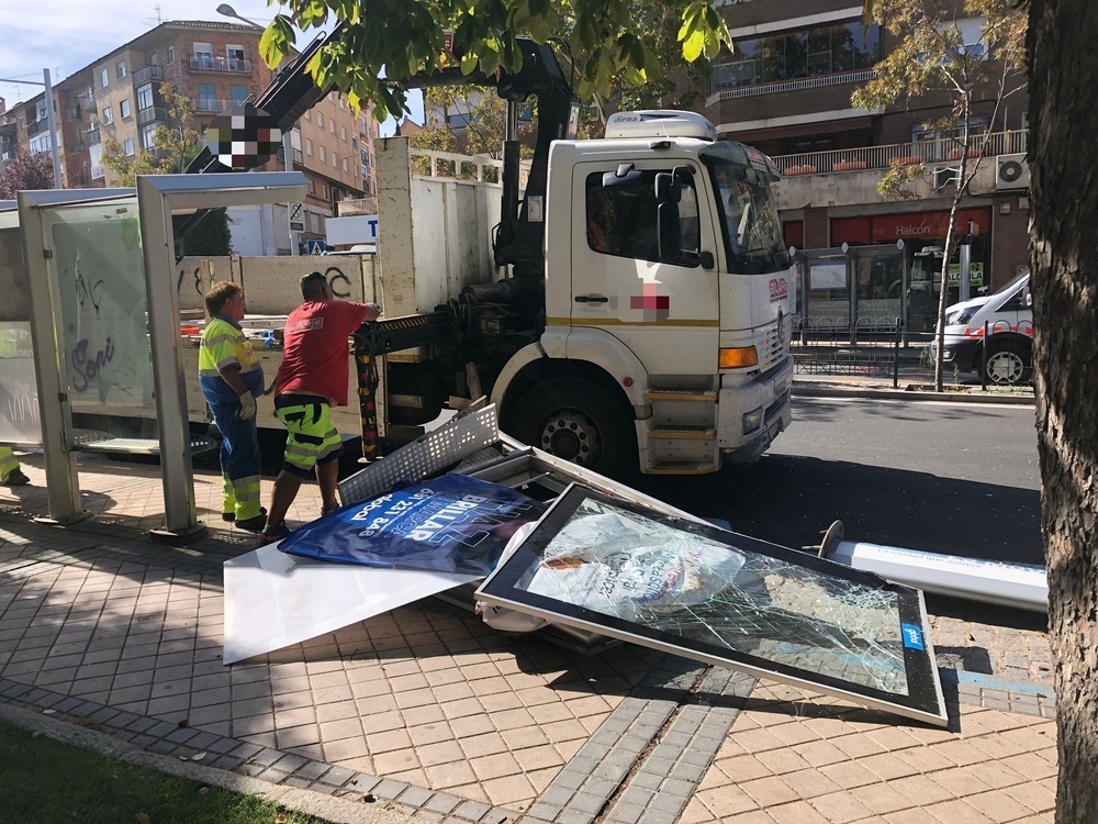 Un camión destroza una marquesina en Santo Tomás