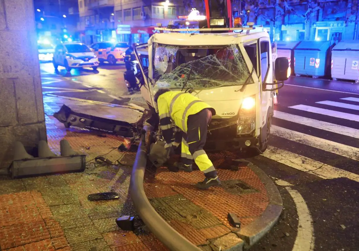 Arranca de madrugada un semáforo de la Gran Vía con su camión