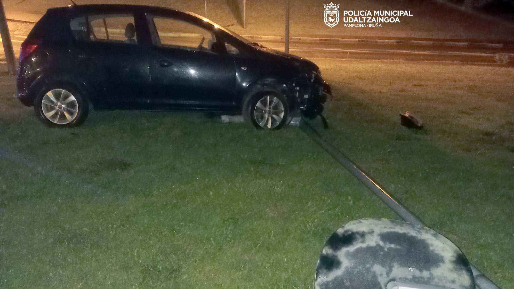 Un borracho empotra su coche contra una farola en Pamplona tras atravesar una acera y un jardín