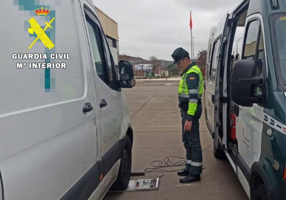 Detectan una furgoneta que circulaba con siete toneladas de peso por la A-1 en Burgos