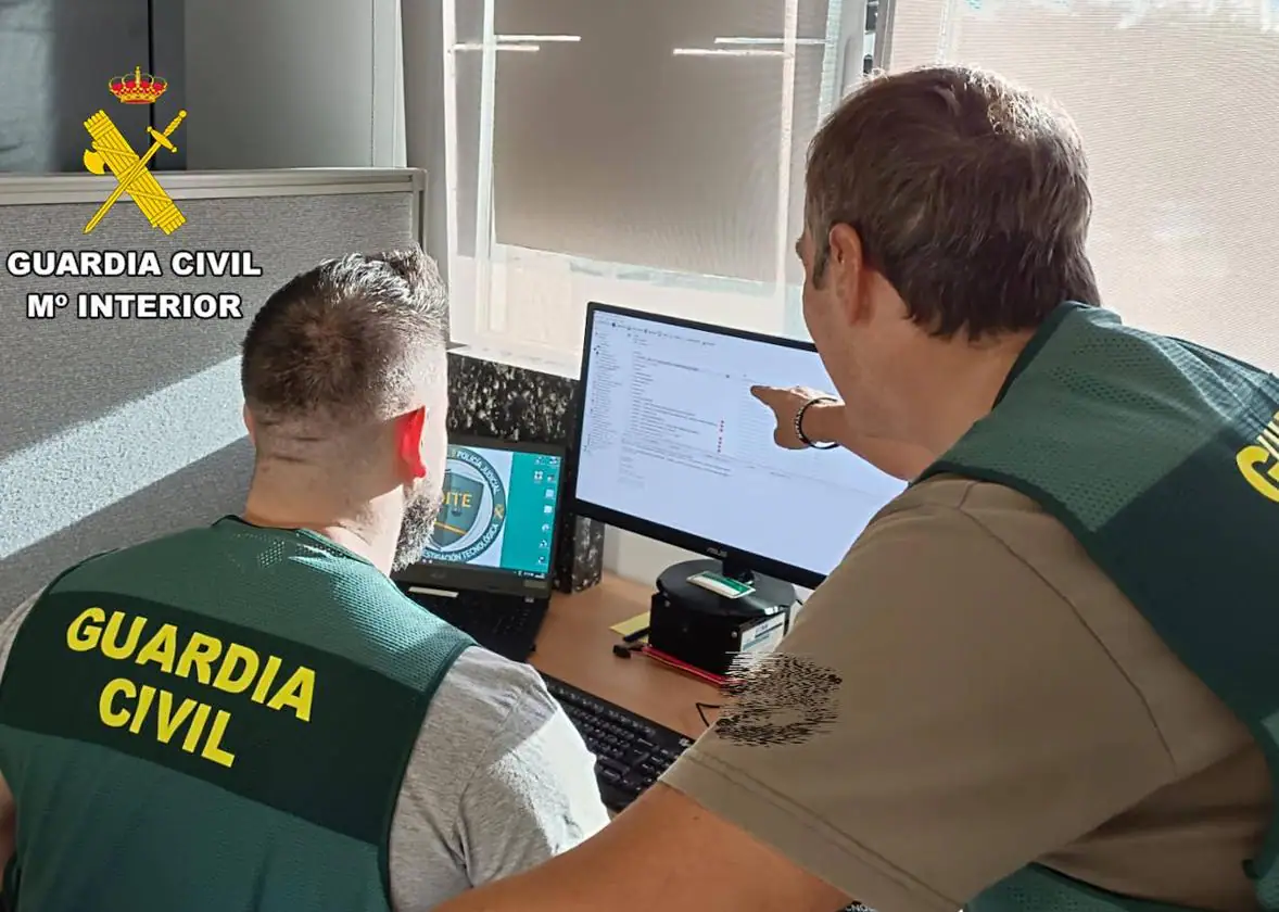 La Guardia Civil detiene a trece personas y desmantela una red delictiva dedicada al cibercrimen en España