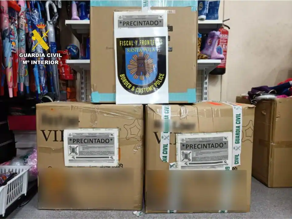 Retiran de dos tiendas de El Altet 2.100 juguetes ilegales