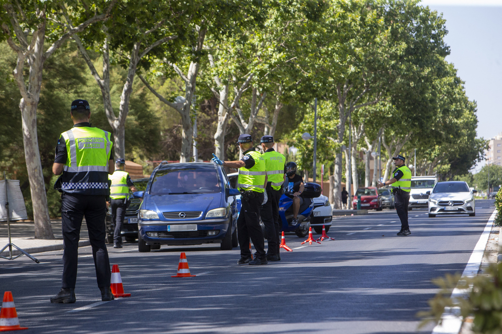 Sorprenden a dos conductores ebrios en controles de tráfico