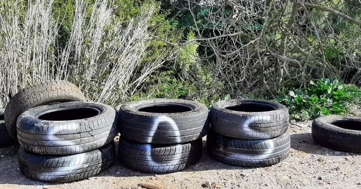 La Policía Local lleva al depósito un camión por el continuo vertido de neumáticos
