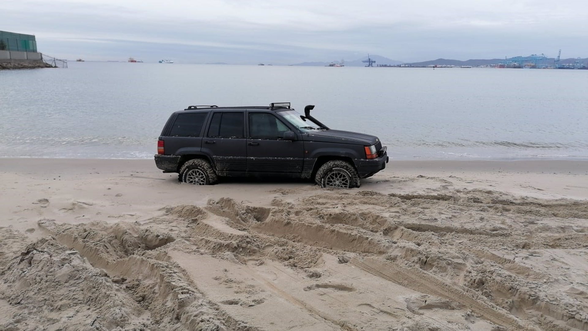 La Policía de Los Barrios impide un alijo en la playa de Palmones incautando vehículos y garrafas de gasolina