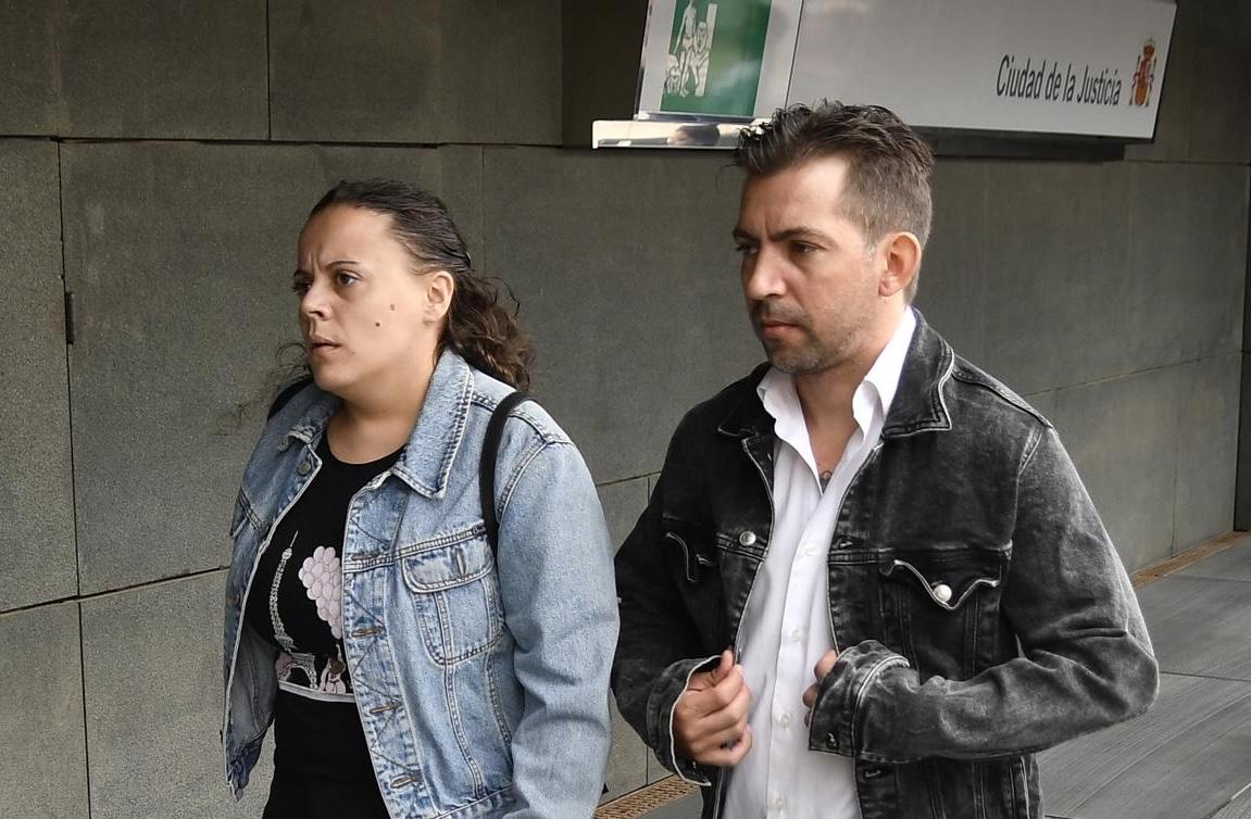 David López y Rocío Muñoz, los padres de Leire. - EFE